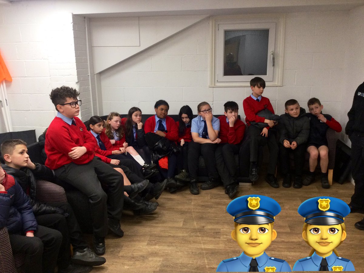 Social media, staying safe online and knife crime! Serious topics from @GMPBurySouth ! #Y6OLOL @childsafemedia