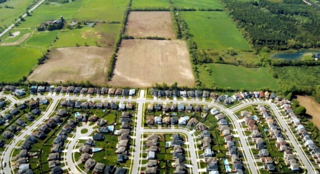 New Webinar, Monday, Apr 29, 7 PM. 
The Province is heading the wrong way with their new housing plans by destroying farmland and housing affordability. 
Join us for an informed discussion of what they're doing and what we can do to stop them: liveableontario.ca/event/heading-…
#stopsprawl