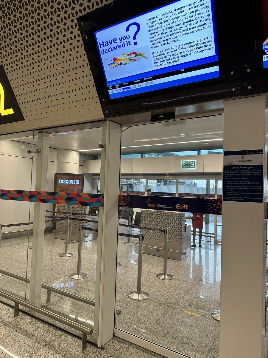 Can you notice the flight information on this gate terminal? Can you read it? @IndiGo6E @DelhiAirport @incredibleindia