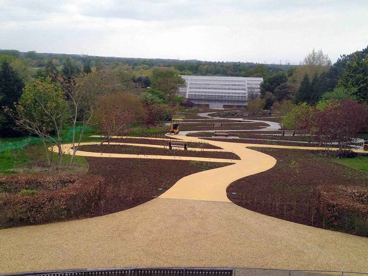 This week our team returned to the beautiful Oudolf Landscape, where we have been laying CEDEC gravel to the pathways. The colour and quality will seamlessly blend with other areas of RHS Garden Wisley. @RHSWisley @The_RHS @Matthew_Pottage @gardenerjonesy #PietOudolf