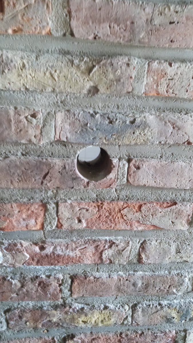 Encontrarnos un glory hole en mí escuela....💀💀