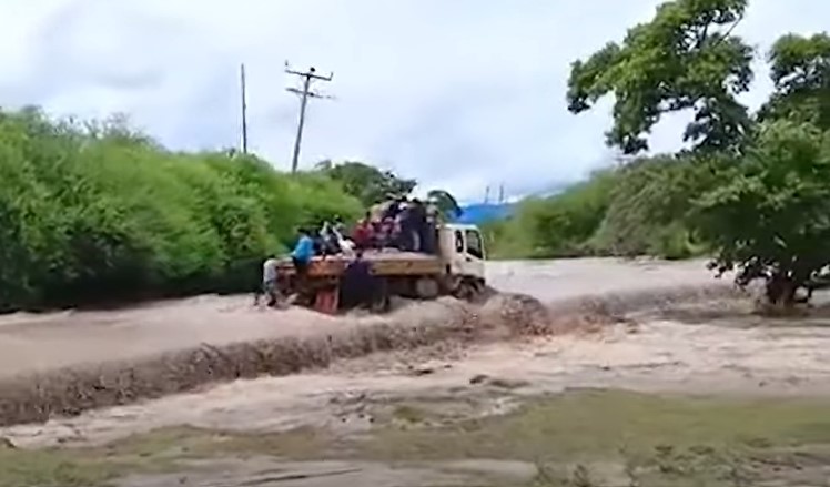 NGORI!
A lorry ferrying over 10 people was swept away by flooded River Kwa Muswii at Kasikeu area, Sultan Hamud.
Tujiangalie jo!
Did you know that just a foot depth of moving water can sweep away a vehicle?
#GRNews #Goteana @Ma3Route