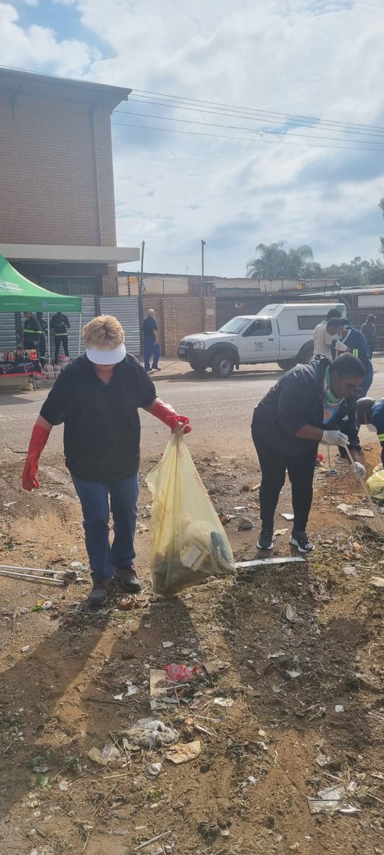 Participated in the Mayoral Tswelopele Clean-up Campaign in Region 1 this morning. Keep our City clean. @tshwane_mayor @CityTshwane @Selbybok #Tswelopelecleanup