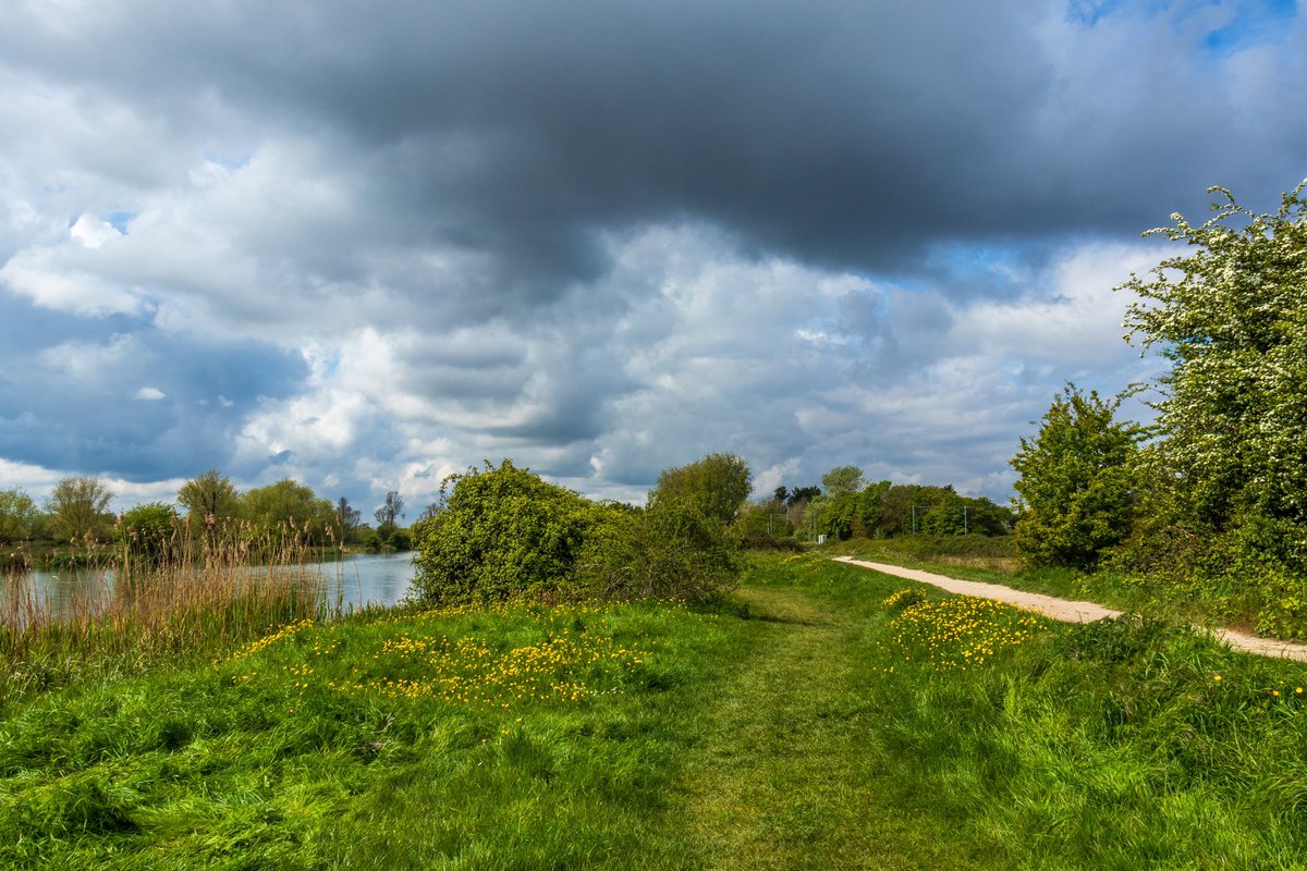 Stormy skies over Ely this morning but the rain held off until we were back at the car park @StormHour @ThePhotoHour @WeatherAisling @ChrisPage90 @itvweather @ElyPhotographic @SpottedInEly #loveukweather @AP_Magazine @OPOTY #trains River Great Ouse