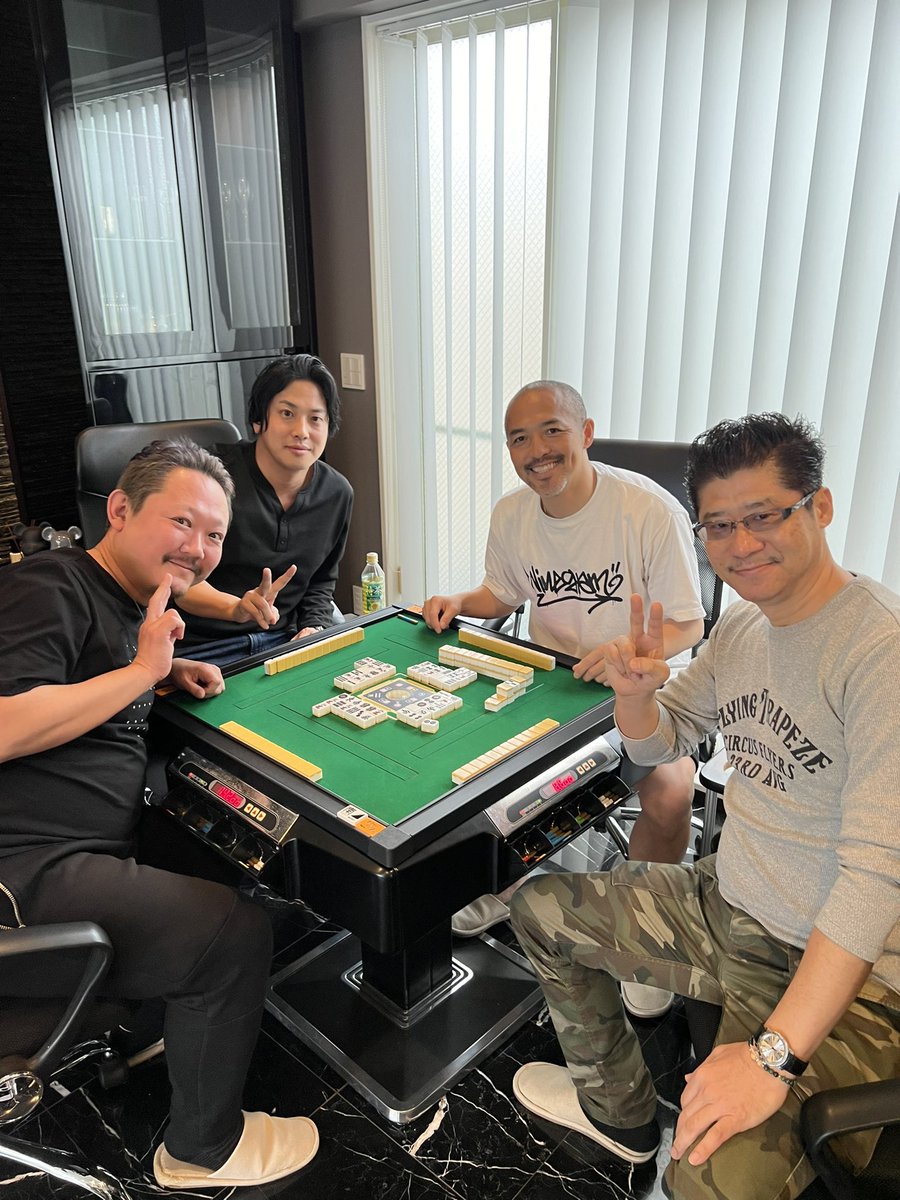 今日はなんと小野伸二さんの自宅にお招きいただき麻雀してきました！！

結果は伸二さんの優勝🏆⚽️

サイン入りユニフォームもいただき、めちゃめちゃ嬉しかったし楽しかった！😆