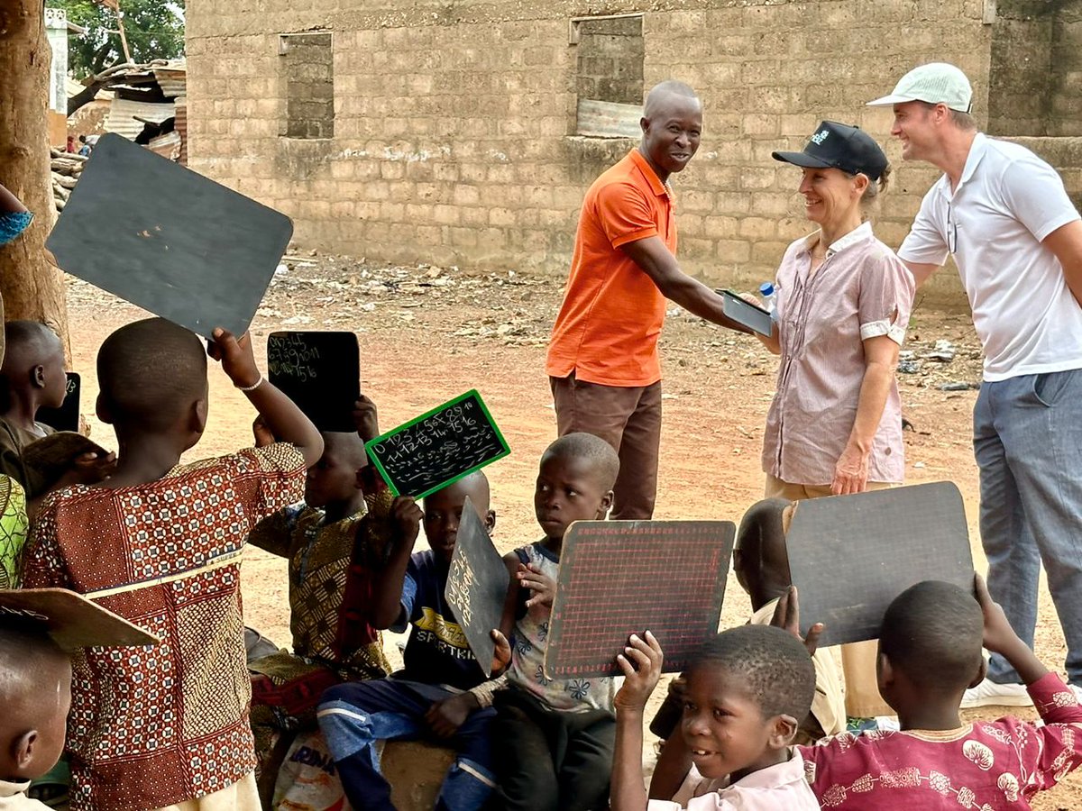 'L’esprit d’entreprendre doit partir de la base', tel est le message transmis à cet enseignant rencontré sur le terrain par l'équipe de @DDCBenin en mission dans le cadre du projet #BeniBiz . Force et courage à ces bouts de chou entrepreneurs de demain et leur maître !💪 #wasexo