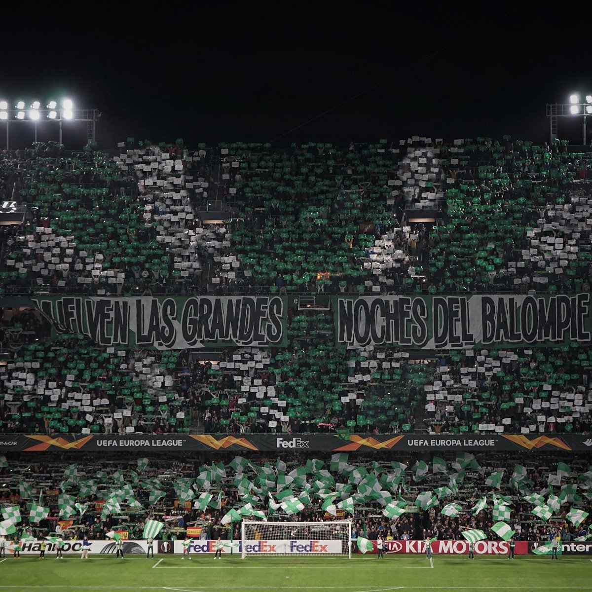 El domingo día de golpear los asientos cuando el rival tenga el balón, día de dejarse las palmas y la voz siguiendo cada cántico iniciado por la grada de animación, día de meter presión al árbitro en cada decisión, día de celebrar cada córner como si fuese un gol. Seamos…