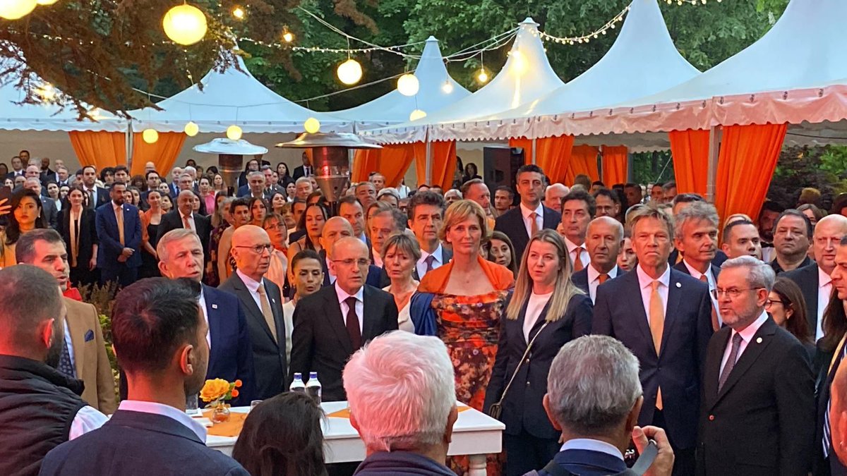 Yesterday we celebrated an extra special King's Day 👑 in presence of Minister Şimşek and Mayor Yavaş, also marking 100 years of 🇳🇱🇹🇷 friendship and announcing a special concert by <a href="/KarsuDonmez/">Karsu</a> in Ankara in July, a gift from 🇳🇱 to 🇹🇷! Thanks to our generous sponsors. #NLTR100