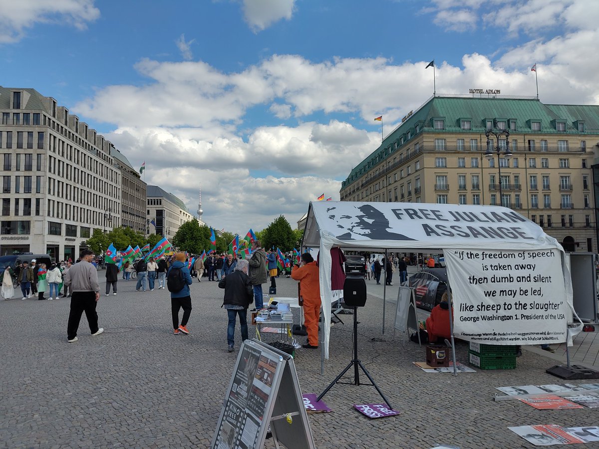 Brandenburger Tor ist schon jeden Tag aufs neue ein Fiebertraum, heute sind's Aserbaidschan Nationalisten direkt neben Free Assange und hinter mir auch noch die Falun Gong peeps es ist zu wild