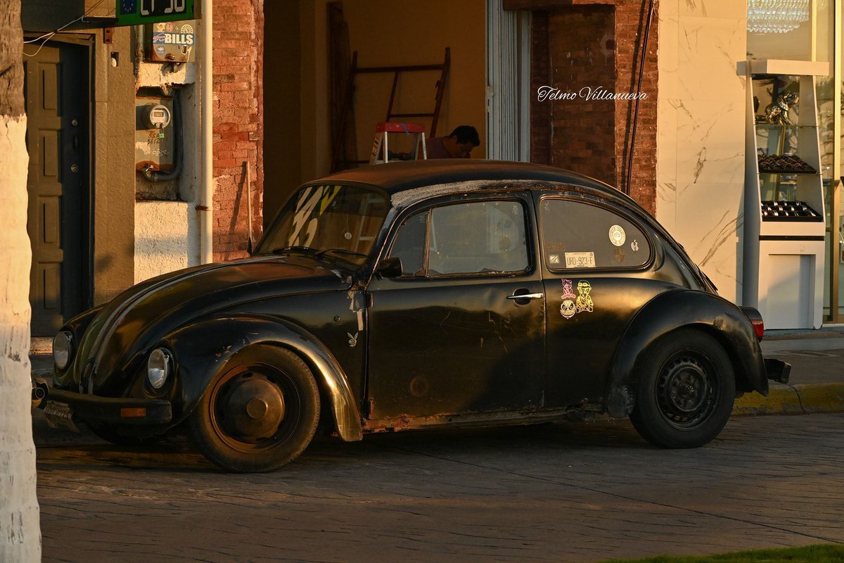 🚗💨 Wrapping up the week with some serious car goals! Telmo effortlessly turns a 'rust bucket' into a head-turner. 😎 Who needs a fancy ride when you can rock the vintage vibes? 🙌 

#CarGoals #VintageVibes #RustBucketRevamp #airbnbcozumel #islacozumel #cozumelmexico #cozumel