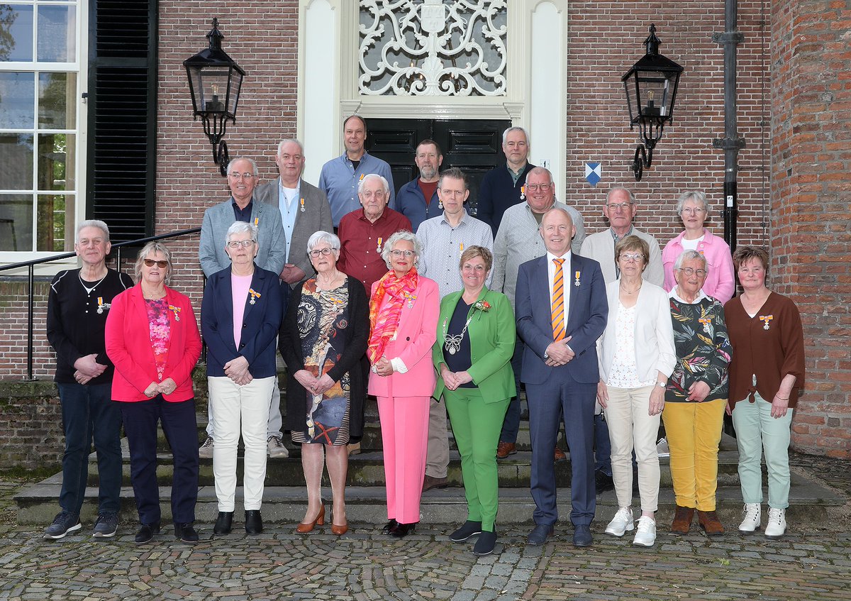 Negentien inwoners van Lingewaard hebben vandaag een Koninklijke onderscheiding ontvangen. Burgemeester Nelly Kalfs speldde de gedecoreerden tijdens de lintjesregen de versierselen op. Wie dat zijn lees je op lingewaard.nl/lintjesregen. Alle gedecoreerden van harte gefeliciteerd!