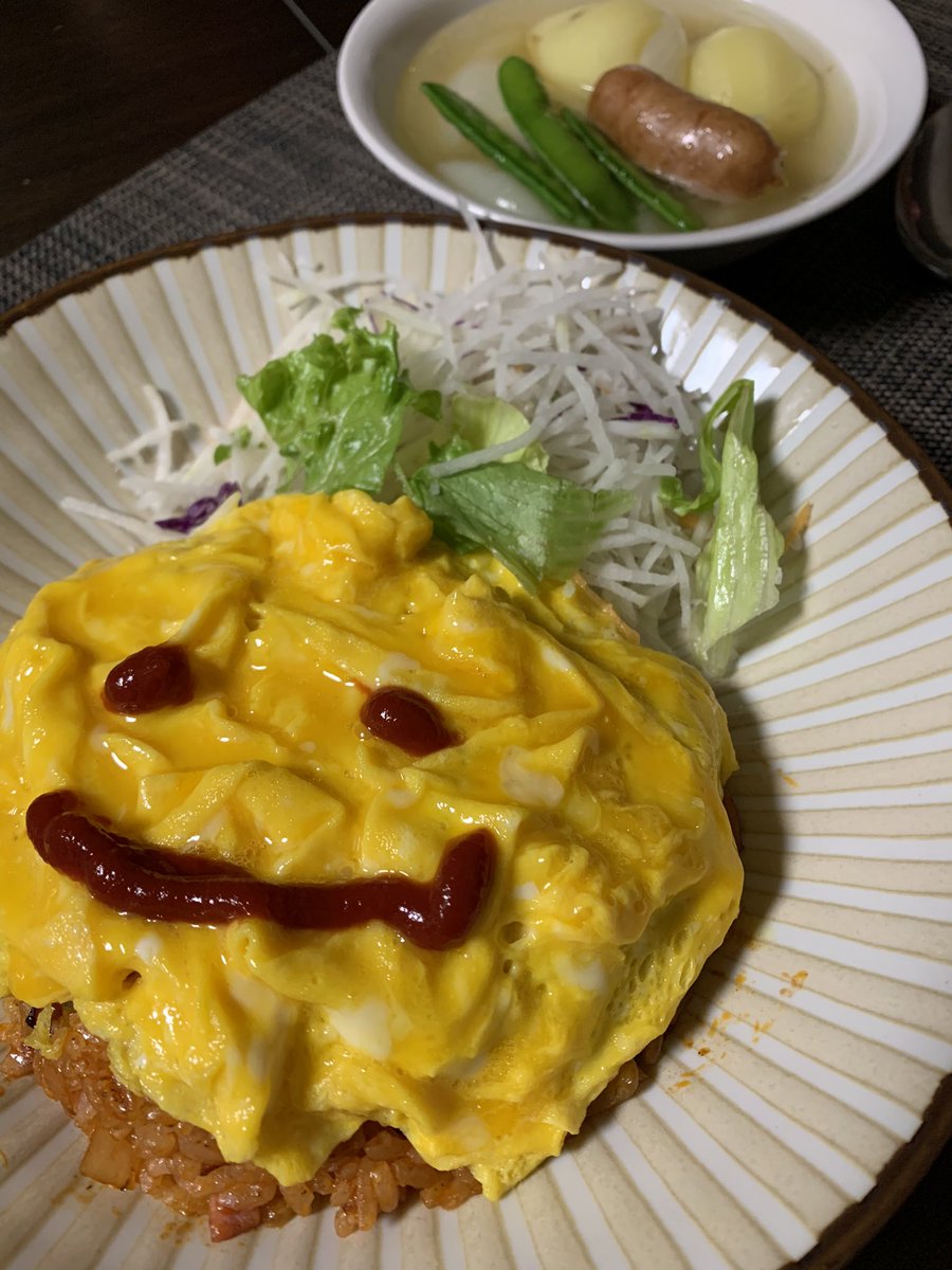 Good evening friends.

I made my daughter’s favorite food for dinner.

I drew eyes and mouth on egg with ketchup but I failed 😅

Today’s dinner 
“Omu rice” and 
“Potofu soup”

#japanesefood 
#japanesehomecooking 
#Dinnertime