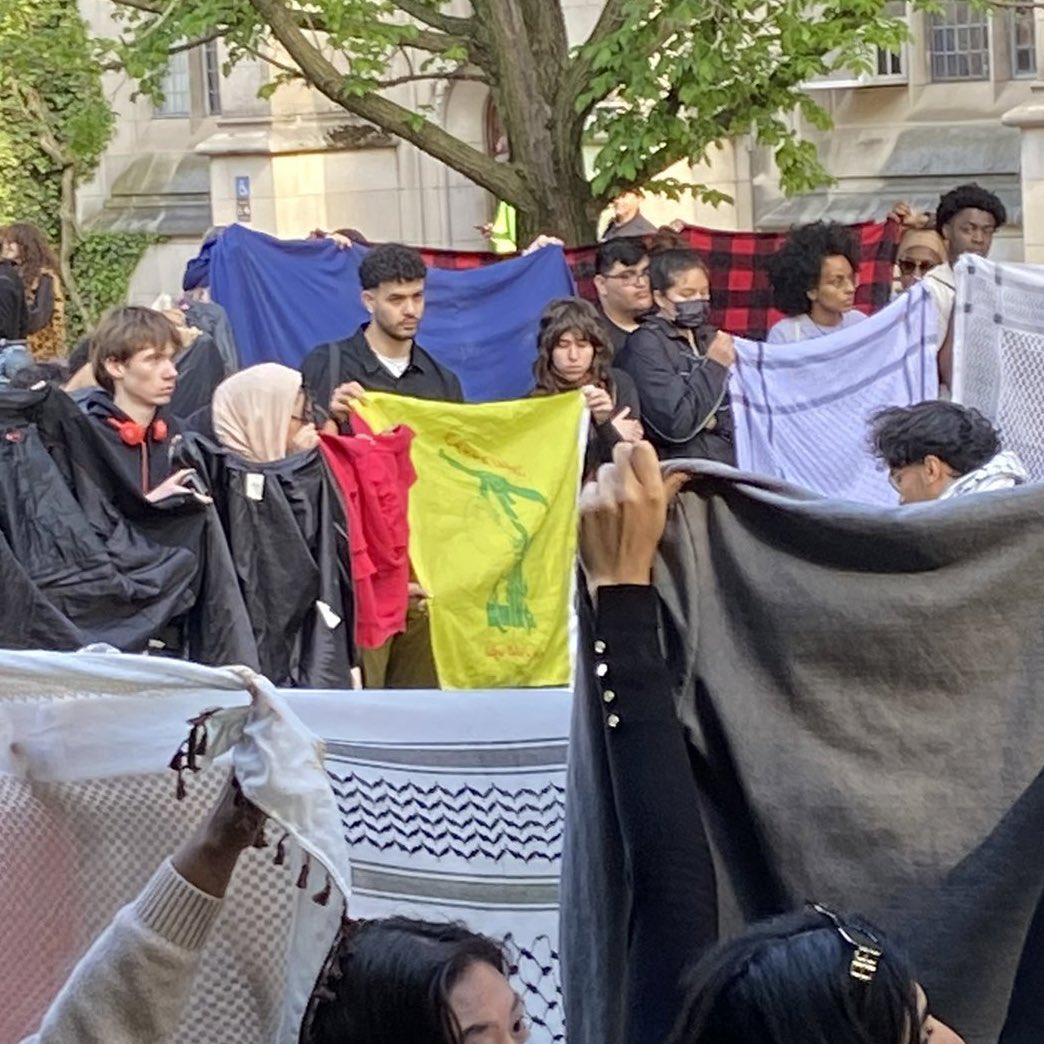🇺🇸 Hippies antifascistas ostentan la bandera de Hezbollah en la Universidad de Princeton.