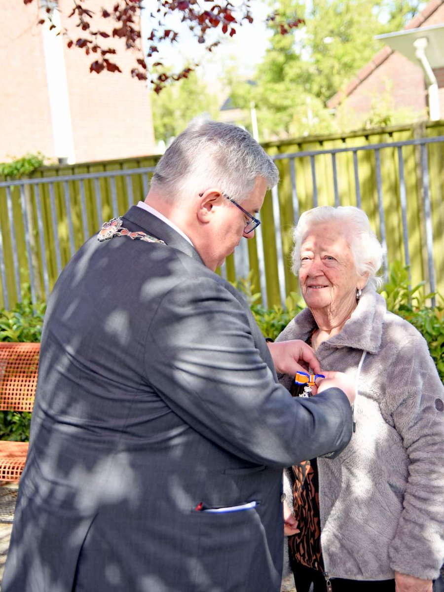 Vandaag ontving Greet van Brenk van burgemeester Bruls een Koninklijke onderscheiding voor haar vele inzet in de wijk, waaronder meer dan 30 jaar vrijwillige beheerder van speeltuintje Kwetternest aan de Boomvalkstraat in het #Waterkwartier #Nijmegen #lintje