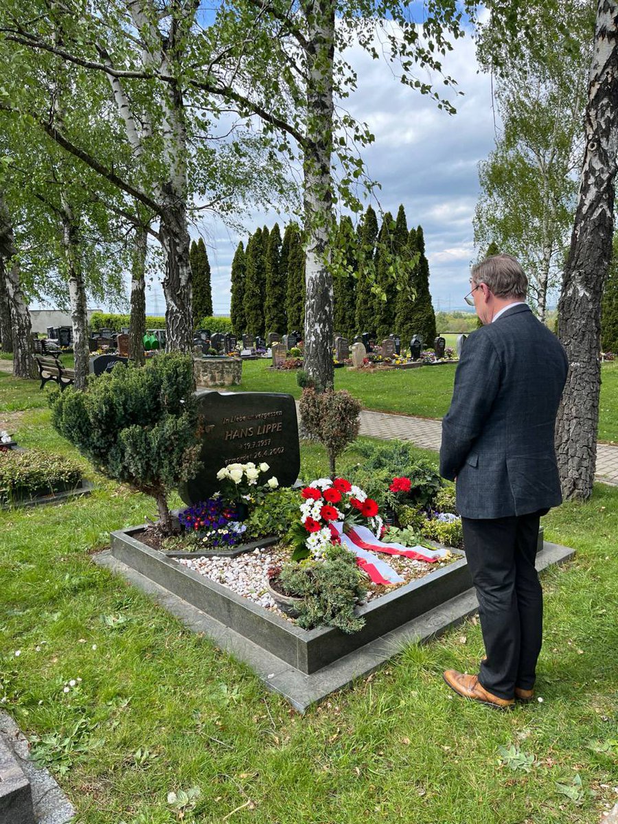 bodoramelow's tweet photo. Am 26.4.2002 wurden am Erfurter Gutenberg Gymnasium 16 Menschen ermordet. 
An diesem Tag gedenke ich immer dem Lehrer Hans Lippe, für den ich die Trauerrede gehalten habe. Hans war Genosse und seine Frau meine hbv Kollegin. Es bleibt mein Trauertag. #rip 
https://t.co/UxjPK0Qii2 https://t.co/heljKZr9q9