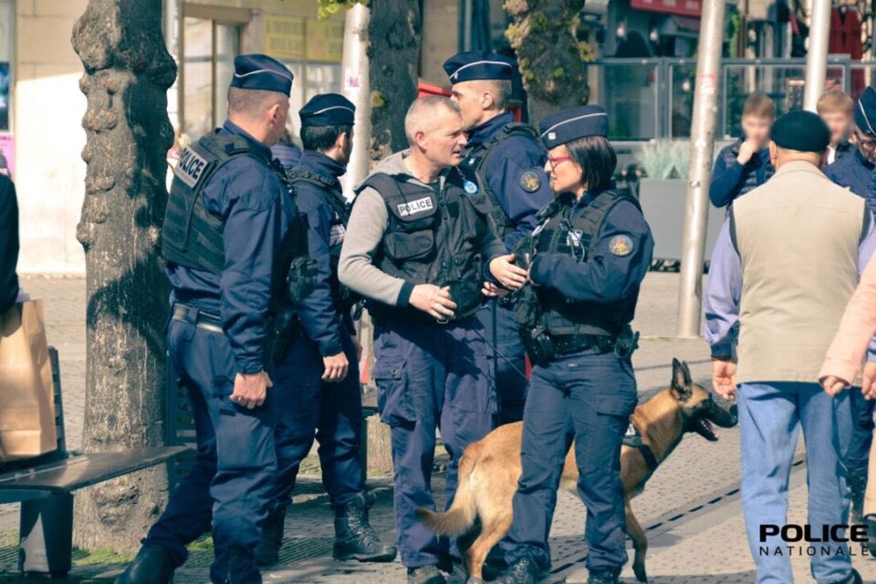 🔴🇫🇷 INSOLITE - A Amiens (Somme), alors qu’un équipage de la police nationale effectue une opération de sécurisation dans le centre-ville, un homme est venu caresser le chien spécialisé dans la recherche des produits stupéfiants. Le chien a immédiatement réagi en marquant