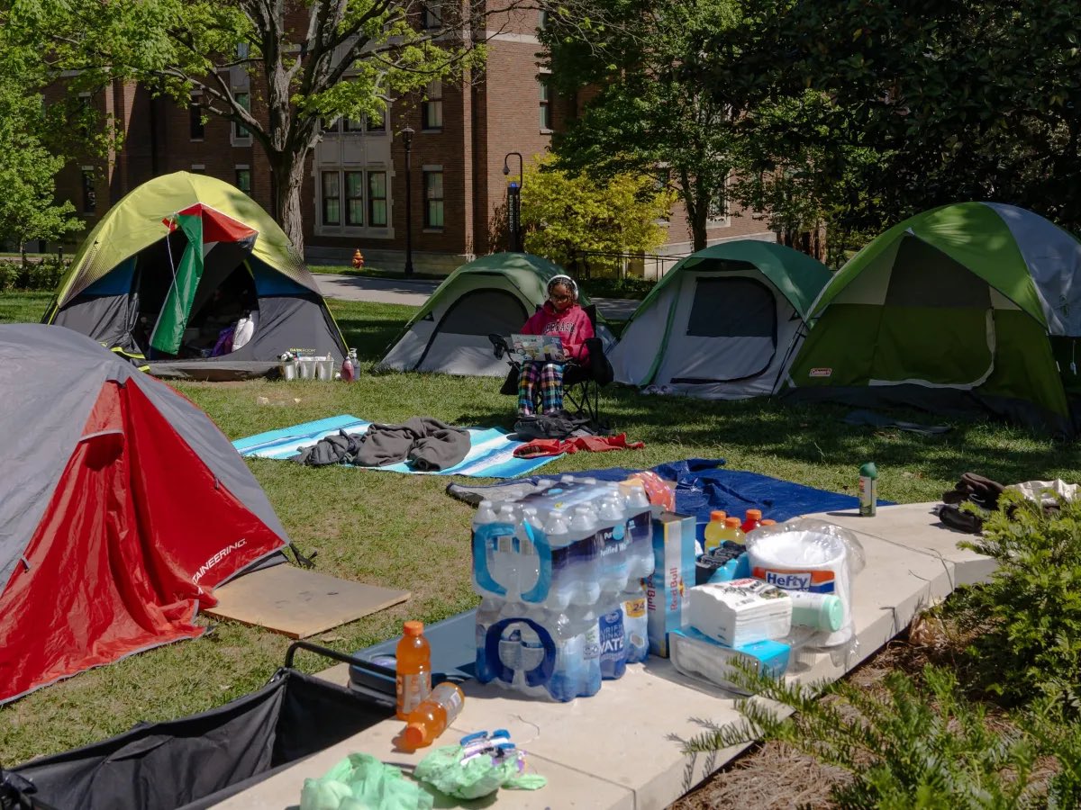 We stopped by the pro-Palestine encampment at Vanderbilt yesterday. Students have been occupying the space outside Kirkland Hall ever since a sit-in there last month that ended with arrests, expulsions and suspensions. (📸 @martinbcherry) nashvillebanner.com/2024/04/26/van… @nashvillebanner