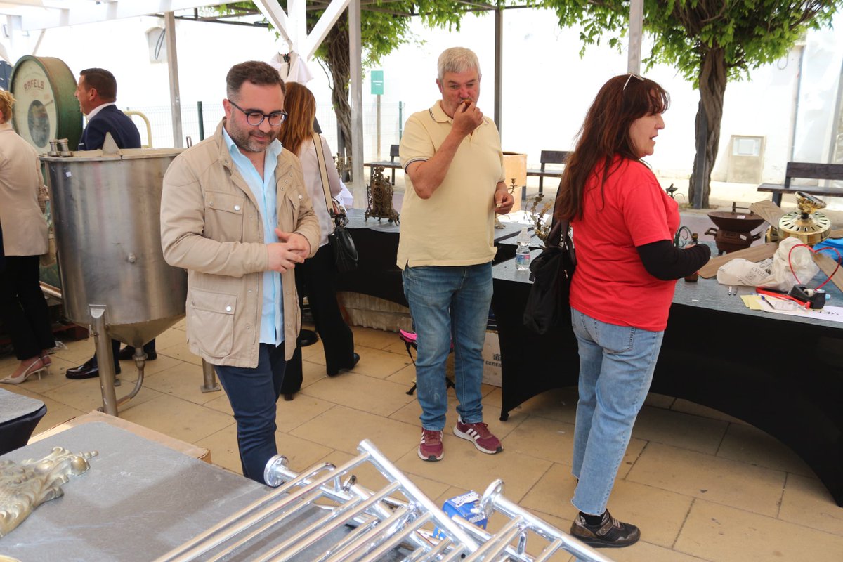 ❤️El alcalde visita el mercadillo solidario de la asociación Corazón sin Fronteras @josemariaromang 📌 Toda la información aquí ⬇️ chiclana.es/noticias/detal…