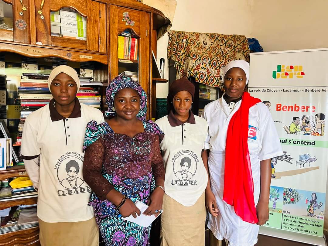 BenbereM's tweet photo. Au Lycee Ba Aminata Diallo, a eu lieu ce jeudi 25 avril la remise de prix du concours d’expression artistique sur les questions en lien avec la Santé de la Reproduction des Adolescents et Jeunes.
Félicitations aux lauréates 🎊
#Ladamour #SiniSanuman #Handisante #Handignite https://t.co/a2GGinfu2p