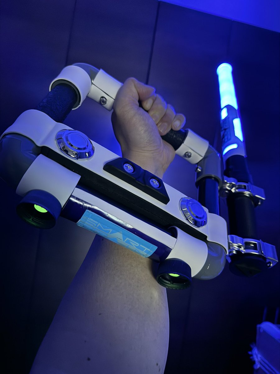 tuxedocatcrazy's tweet photo. 取り急ぎ、暗闇でバチバチに発光するよ。
#仮面ライダー555 #SMARTBRAIN https://t.co/Eev86GG5ot