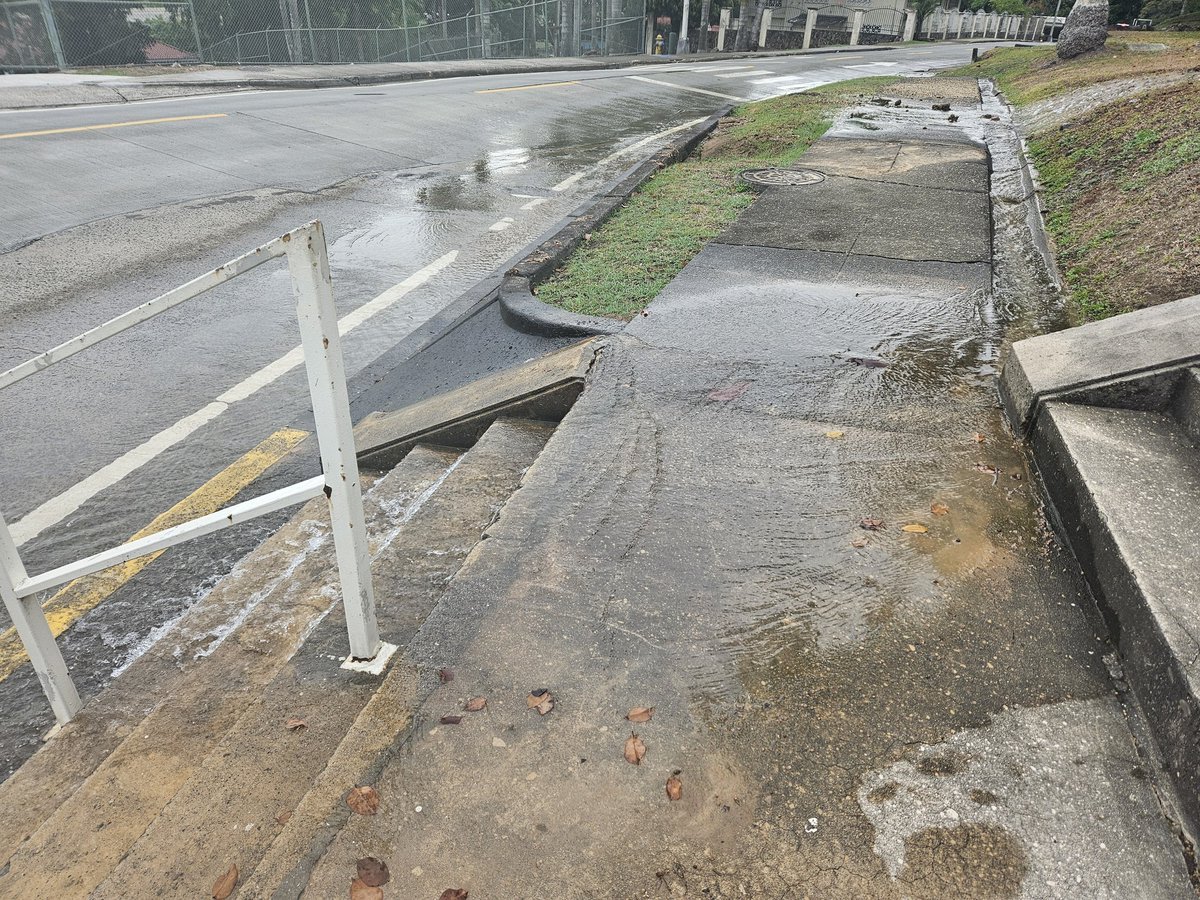 rox451's tweet photo. @IDAANinforma @AlvaroAlvaradoC tubería de agua potable rota desde ayer en áreas revertidas, en Balboa. https://t.co/rtB0mAViVt