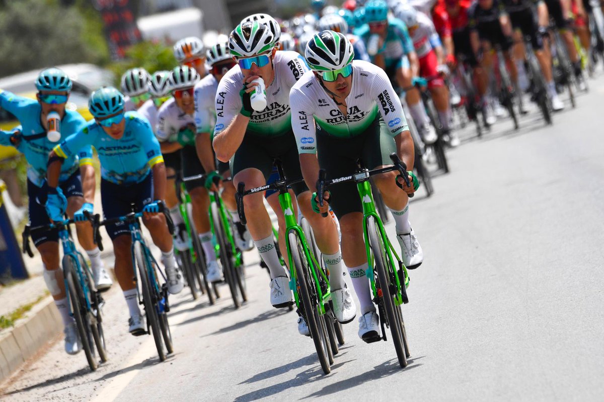 #TUR2024 Gran trabajo del equipo en la subida final, llevando perfectamente arropado a @JeffCepedaH en los últimos kilómetros de ascensión. #Súmatealverde 💚