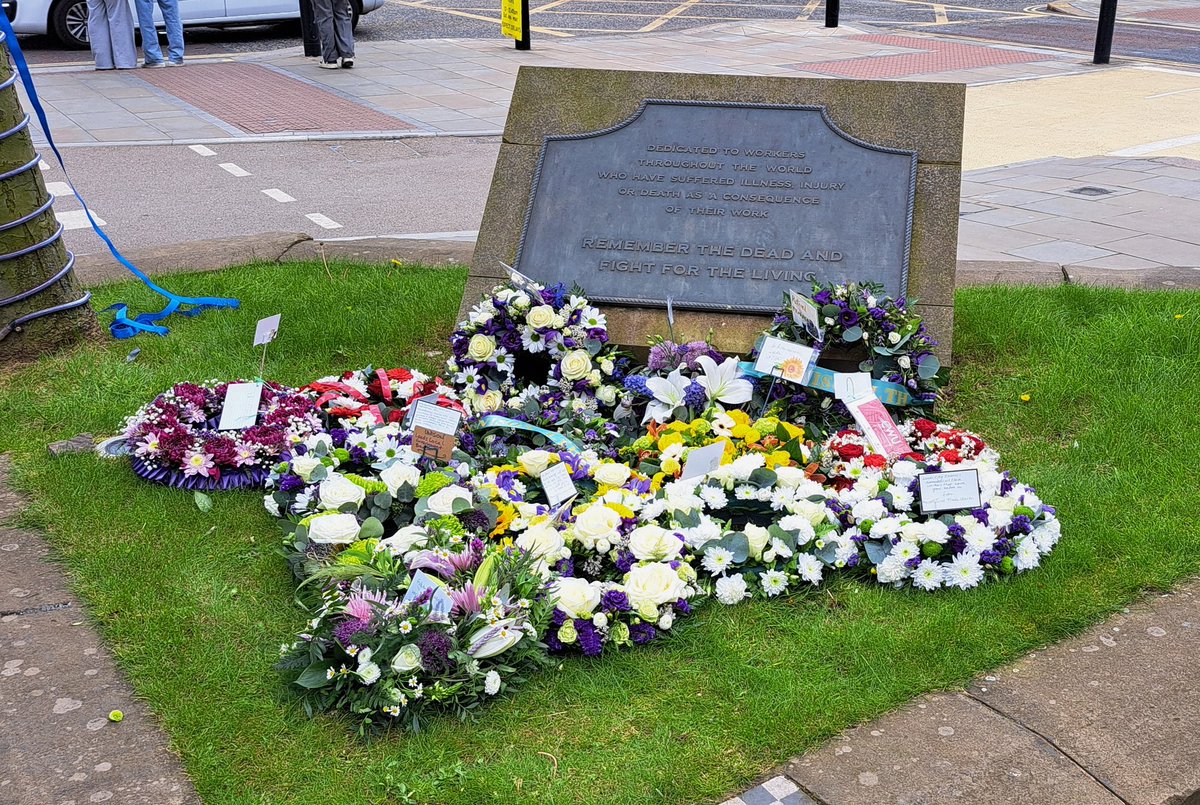 Today at Leeds Workers' Memorial for #InternationalWorkersMemorialDay #IWMD Remember the dead & fight for the living 💜👩‍🏭✊️