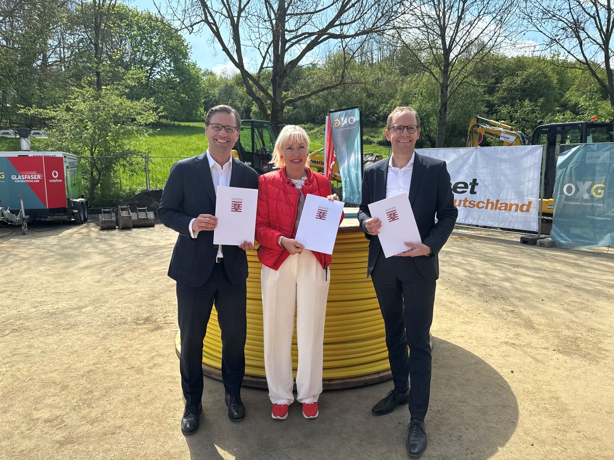 DigitalesHessen (@digitaleshessen) on Twitter photo Turbo für flächendeckenden Glasfaserausbau in Hessen - Digitalministerin <a href="/KSinemus/">Kristina Sinemus</a> hat mit @Vodafone_De & OXG vereinbart, den Glasfaser-Ausbau mit bis zu 520.000 Anschlüssen und einem Investitionsvolumen von mehr als 0,5 Mrd. Euro weiter voranzutreiben. digitales.hessen.de/presse/unterze… Turbo für flächendeckenden Glasfaserausbau in Hessen - Digitalministerin <a href="/KSinemus/">Kristina Sinemus</a> hat mit @Vodafone_De & OXG vereinbart, den Glasfaser-Ausbau mit bis zu 520.000 Anschlüssen und einem Investitionsvolumen von mehr als 0,5 Mrd. Euro weiter voranzutreiben. digitales.hessen.de/presse/unterze…