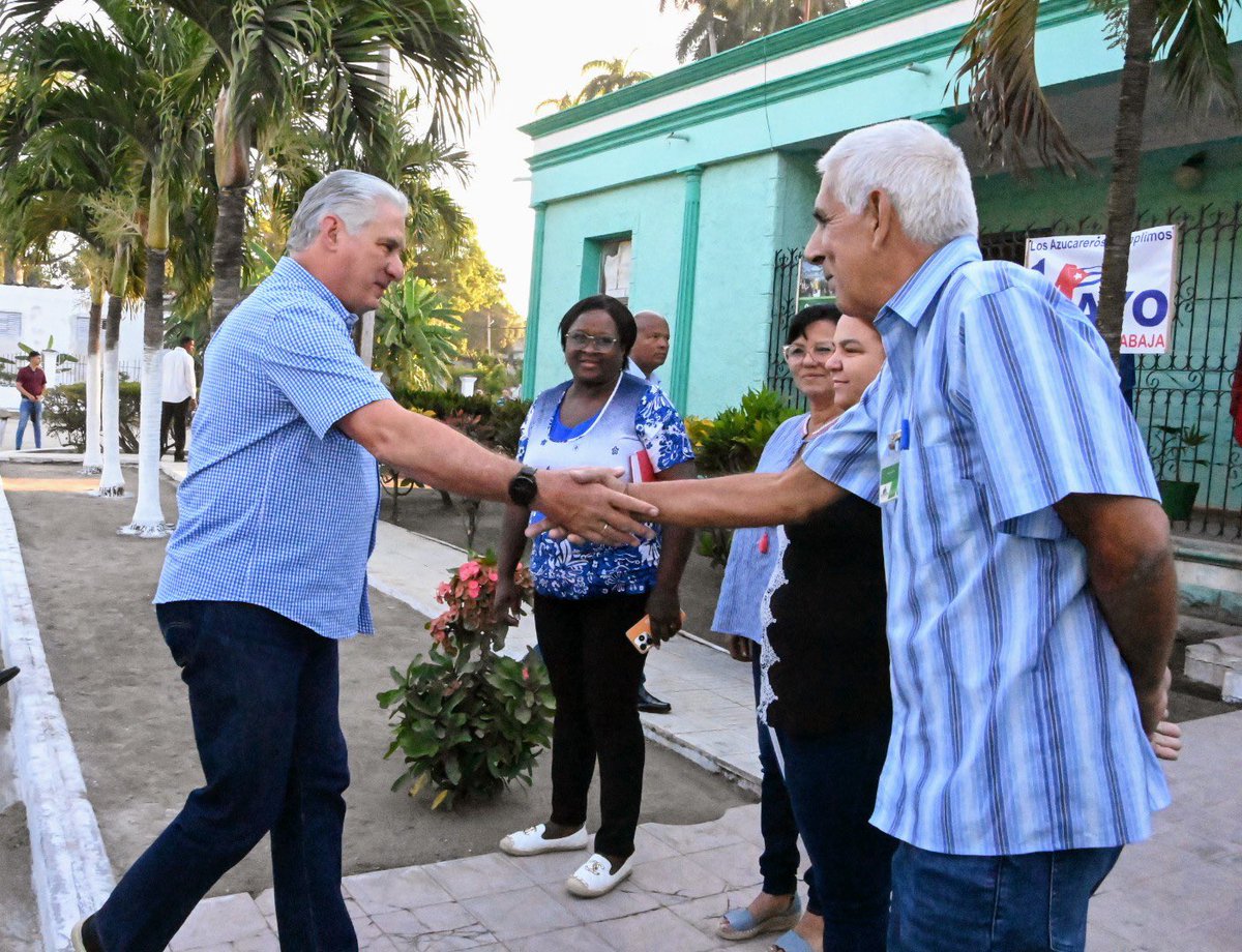 🇨🇺| Por segundo día consecutivo, el Presidente <a href="/DiazCanelB/">Miguel Díaz-Canel Bermúdez</a> recorre territorios del país. 

Esta vez llegó al municipio espirituano de Taguasco, para visitar objetivos vinculados con la producción de azúcar.

#Cuba

🧵