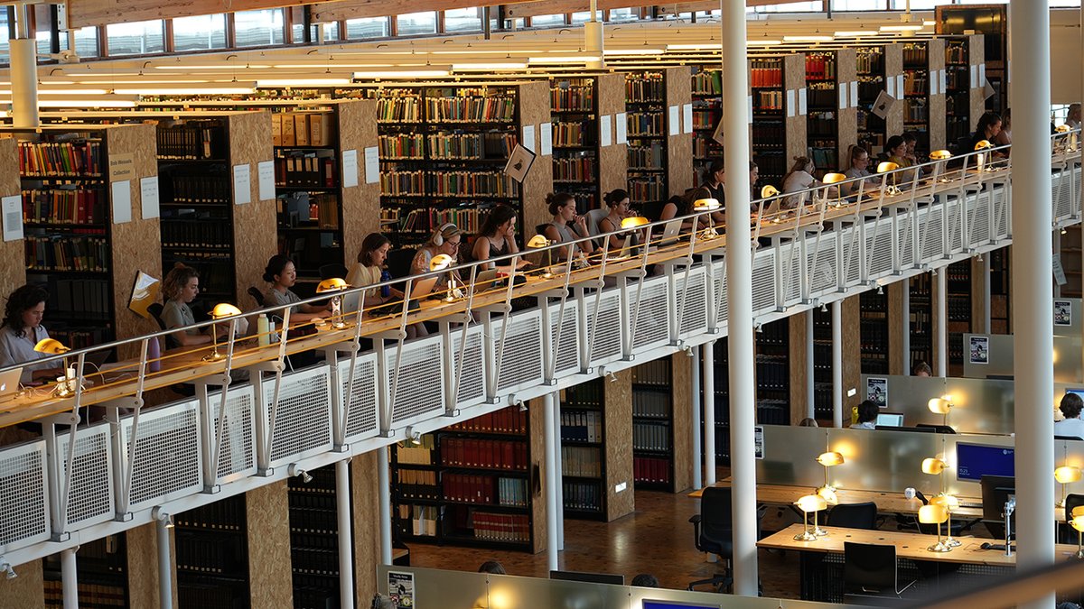 Morgen op #Koningsdag zijn al onze bibliotheken gesloten. Bibliotheek Wijnhaven sluit vanavond om 18:30u ivm Koningsnacht. ➡️edu.nl/tjtyx Tomorrow on #KingsDay, all our libraries will be closed. Wijnhaven Library closes at 18.30 this evening. ➡️edu.nl/tvbe3