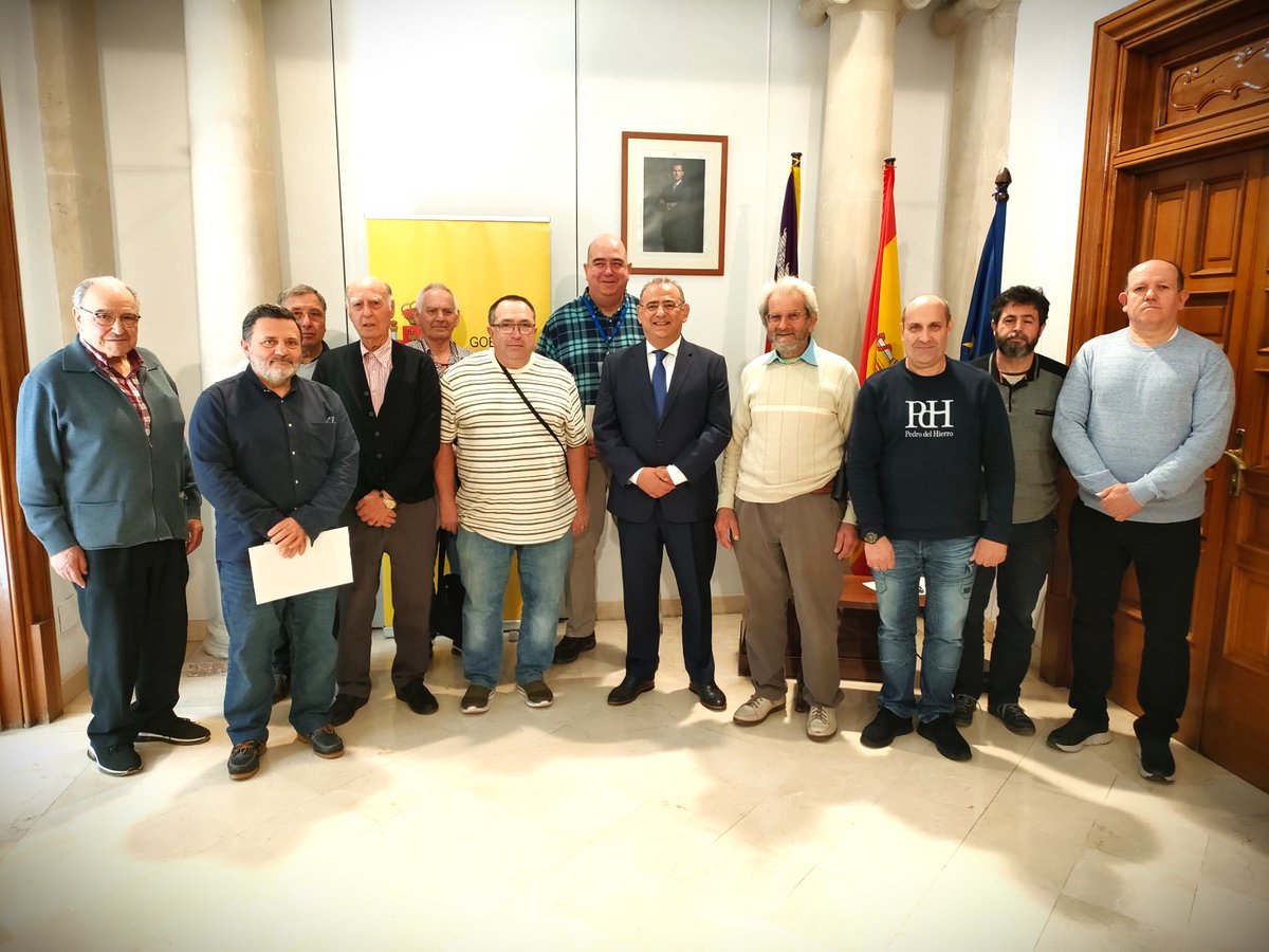 La xarxa nacional d'Emergències #REMER, de @proteccioncivil, ha reconegut l'excel·lent tasca dels radioaficionats de #Mallorca. El delegat, Alfonso Rodríguez Badal, ha entregat els diplomes a 13 voluntaris. L'enhorabona als homenatjats!