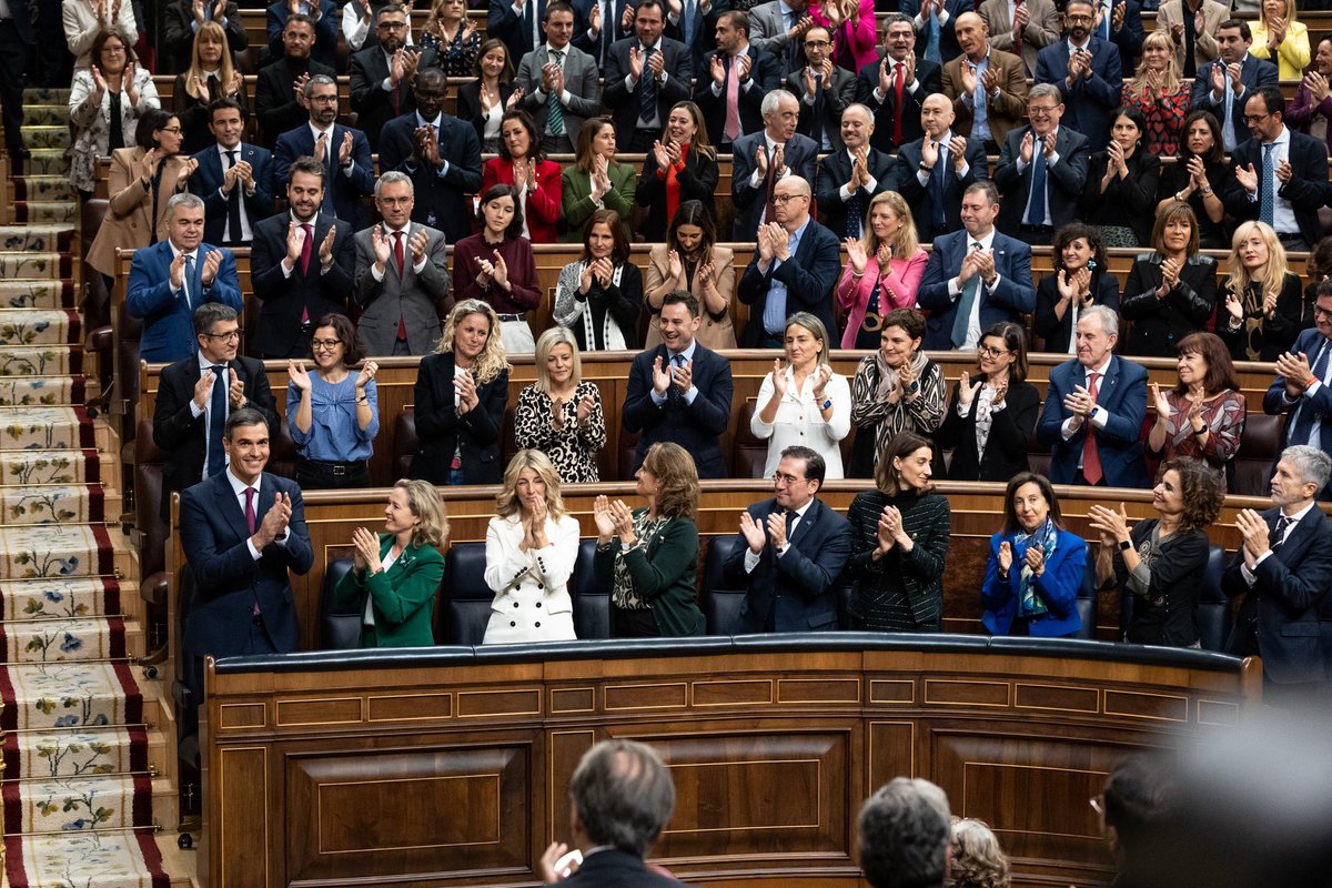 javizqui's tweet photo. No soportan estas imágenes:

1️⃣Comité Federal apoyando moción de censura
2️⃣Triunfa la moción 
3️⃣Investidura 2020 
4️⃣ Investidura 2023

Posibilitan políticas para la mayoría, las que detestan @ppopular y Vox

Por eso hacen lo imposible para echarle ilegítimamente

#PedroNoTeRindas https://t.co/CLYjLHlaDk