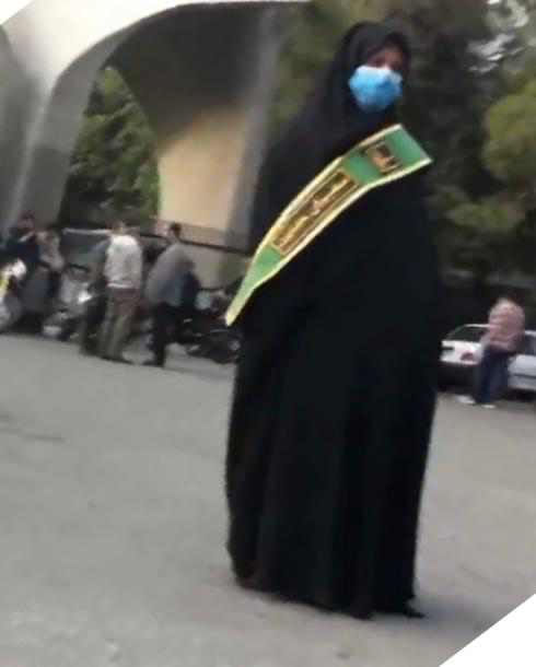 4- Guardate come in #Iran sono controllate e molestate le studentesse che non indossano l'#hijab. Quelle in nero che picchettano gli ingressi dell'Università di #Terhan sono pattuglie dell'Ershad. Seminano il terrore: la loro presenza è inquietante. Eppure possiamo fare molto per…