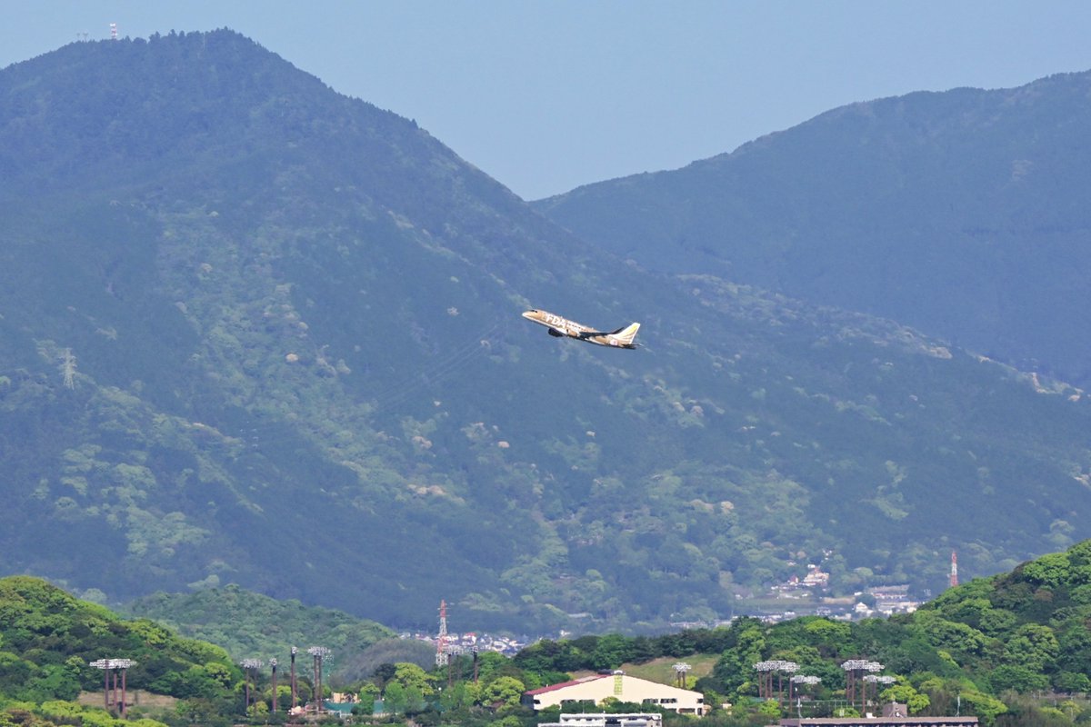 福岡空港から北に向かって離陸していくFDA。
2024.04.25
#FDA_E175
博多駅屋上から撮影
