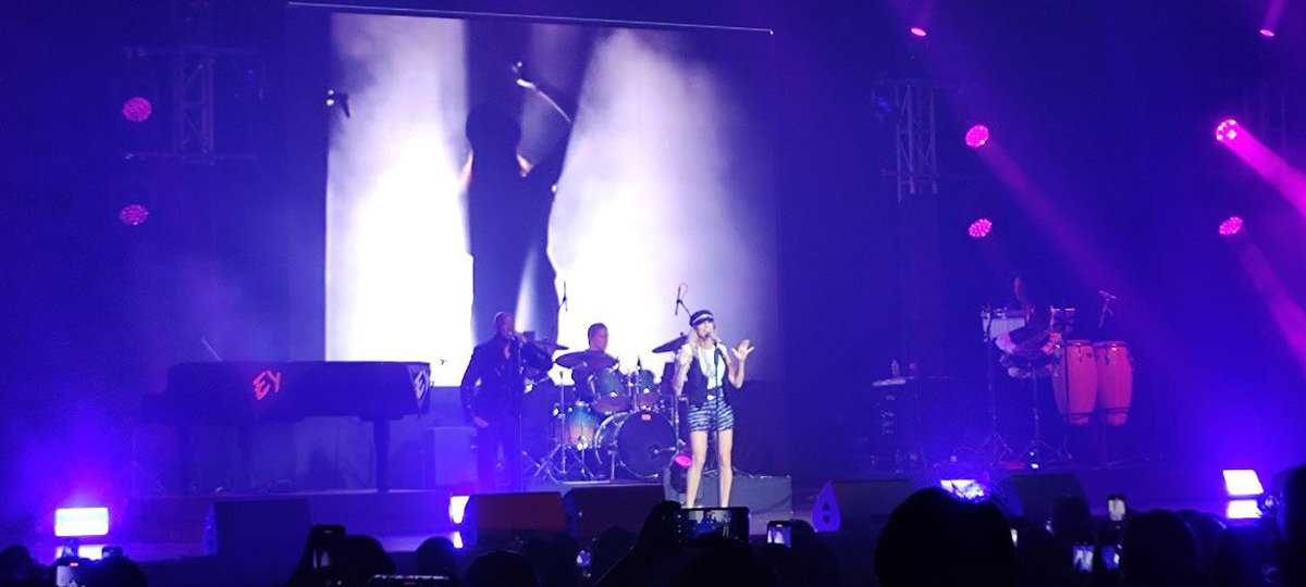 Debbie Gibson opens her Manila concert with a throwback to 80's with her song 'Who Loves Ya Baby?'

#EY35 #DebbieGibsonMNL #RandomMinds #RandomHitsLive #RMHits #SettingStandards