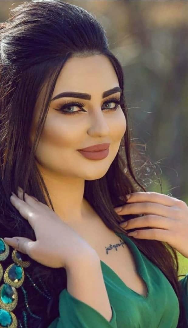 ولعيونكِ حديثٌ طويلٌ لا يُمَلُ
        العشقُ لعينيكِ هيامٌ كلما هَلوا
#د_فارس_الحسن