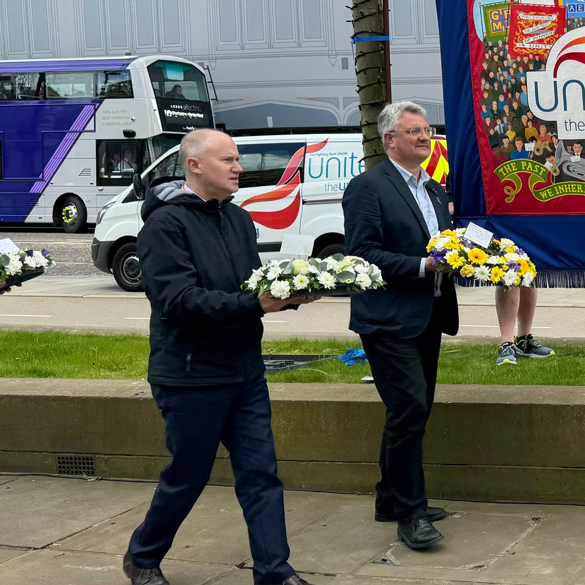 Today I spoke at the Leeds event marking #WorkersMemorialDay and laid wreaths with @LeedsCC_News Chief Executive @tomriordan on behalf of council staff and councillors.