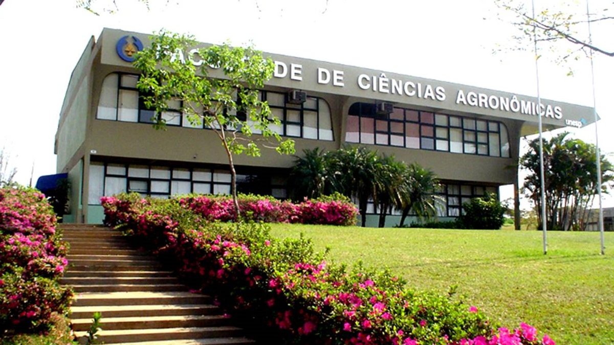 #Concurso Estão abertas até 17 de maio as inscrições de seleção pública voltada ao preenchimento de uma #vaga de #professor assistente na Faculdade de Ciências Agronômicas da @Unesp_Oficial, campus de Botucatu. agencia.fapesp.br/51507