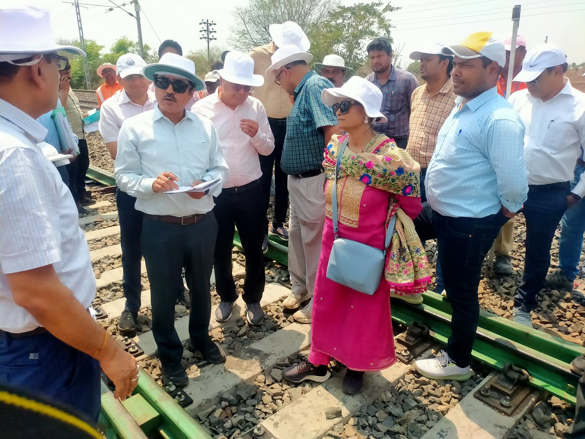 Shri Manoj Arora, Commissioner for Railway Safety (Central Circle) inspected 3rd line between Pimparkhed - Chalisgaon sections & inspected Chalisgaon station panel. Shri A. K. Pandey, CAO (Construction), Smt. Ity Pandey, DRM Bhusawal & others officers accompanied CRS during the…