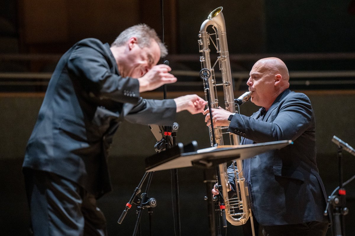 Le concert 'Art of Metal' c'est ce soir à la @philharmonie ! Une soirée détonante - voire même décoiffante - grâce aux oeuvres des compositeurs Vincent David, @baragisla, Bastien David et Yann Robin. Un concert sous la direction de Jonathan Nott et en partenariat avec @Ircam