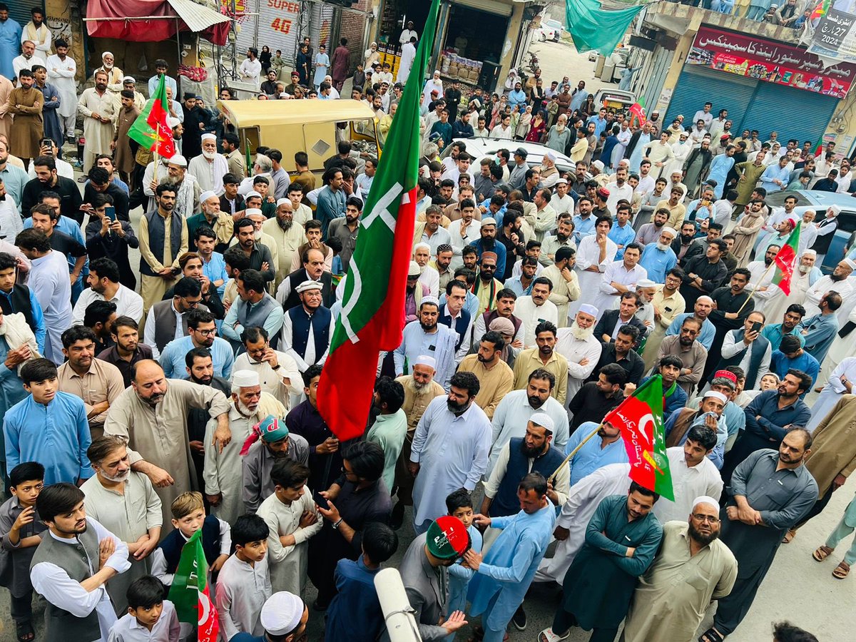 PTIofficial's tweet image. بونیر دیوانہ بابا بازار  بانی چیئرمین عمران خان اور انکے اہلیہ بشری بی بی کی رہائی, خیبرپختونخواہ کا ہر دلغزیز نوجوان رہنما مراد سعید کی تخفظ اور مینڈیٹ چوری کیخلاف تاریخی احتجاج ریکارڈ ہوا #ReleaseOurKaptaan