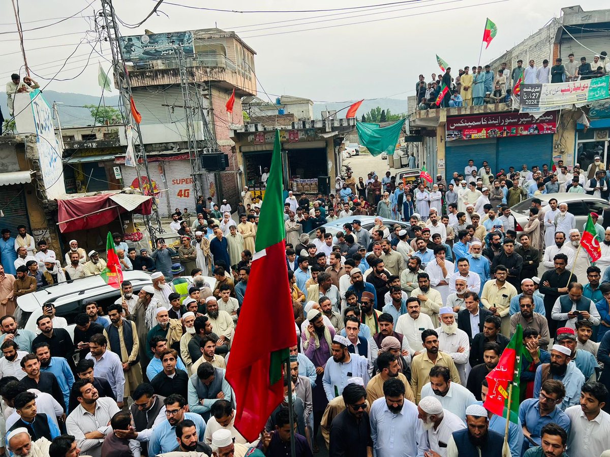 PTIofficial's tweet image. بونیر دیوانہ بابا بازار  بانی چیئرمین عمران خان اور انکے اہلیہ بشری بی بی کی رہائی, خیبرپختونخواہ کا ہر دلغزیز نوجوان رہنما مراد سعید کی تخفظ اور مینڈیٹ چوری کیخلاف تاریخی احتجاج ریکارڈ ہوا #ReleaseOurKaptaan