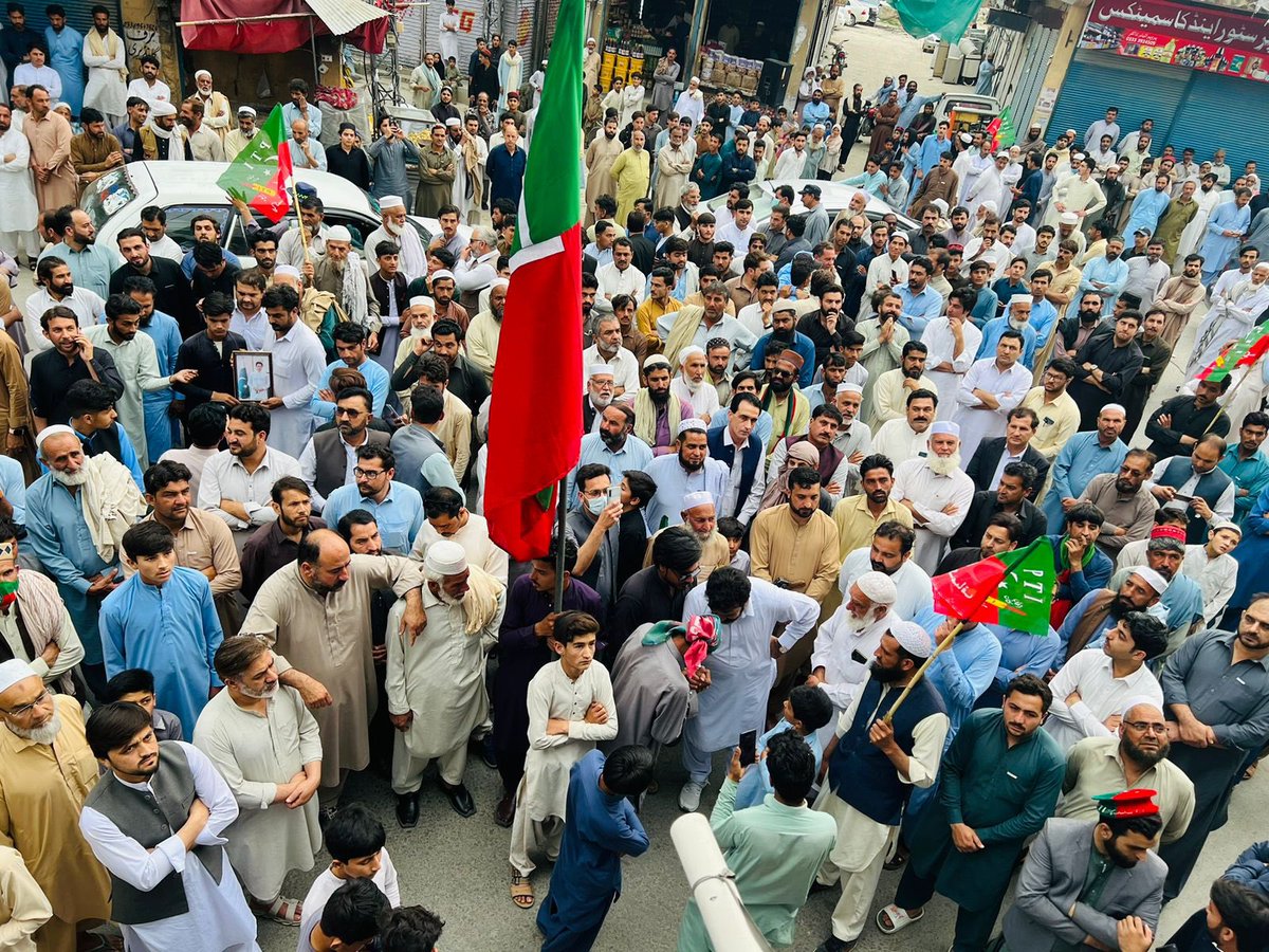 PTIofficial's tweet image. بونیر دیوانہ بابا بازار  بانی چیئرمین عمران خان اور انکے اہلیہ بشری بی بی کی رہائی, خیبرپختونخواہ کا ہر دلغزیز نوجوان رہنما مراد سعید کی تخفظ اور مینڈیٹ چوری کیخلاف تاریخی احتجاج ریکارڈ ہوا #ReleaseOurKaptaan
