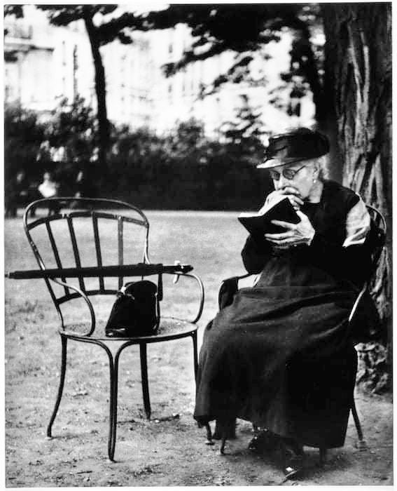 Lisette Model. Vieille femme lisant au bois de Boulogne 1933-38. Paris