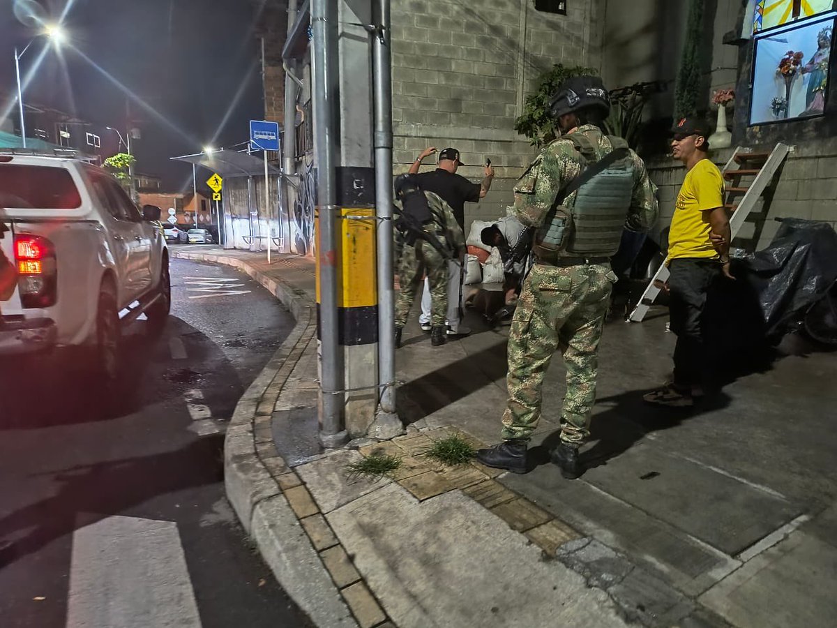Anoche, realizamos controles preventivos en el barrio Zúñiga, en articulación con el Ejército Nacional. 

Realizamos patrullaje, vigilancia y registro a personas. 

#EnvigadoVamosAdelante