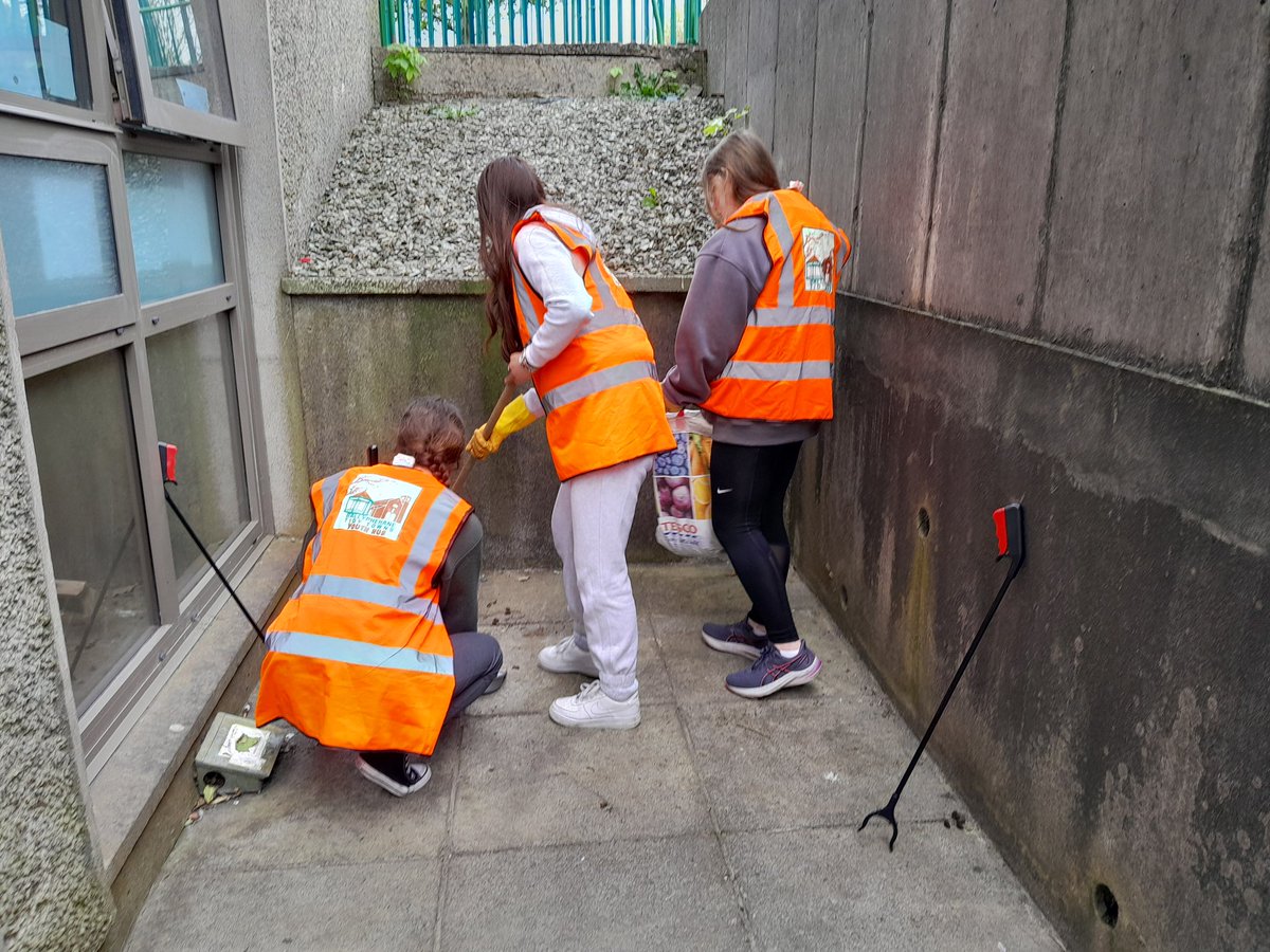Pres_Bally's tweet photo. Earth Day 🌎 clean up in full swing yesterday! 🌳 #presentationballyphehane #proudofourstudents #earthday https://t.co/IlqHePPkAz