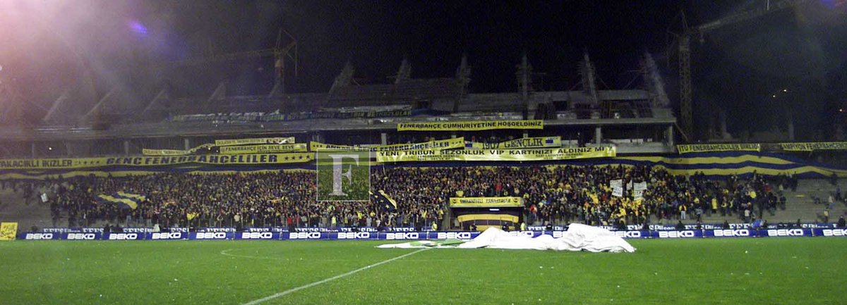 Fenerbahçe Tribünü, 2 Aralık 2001 tarihinde oynanan Beşiktaş derbisinde takımımıza daha iyi destek olabilmek için inşaat halindeki Maraton tribününe girmişti! #FBvBJK