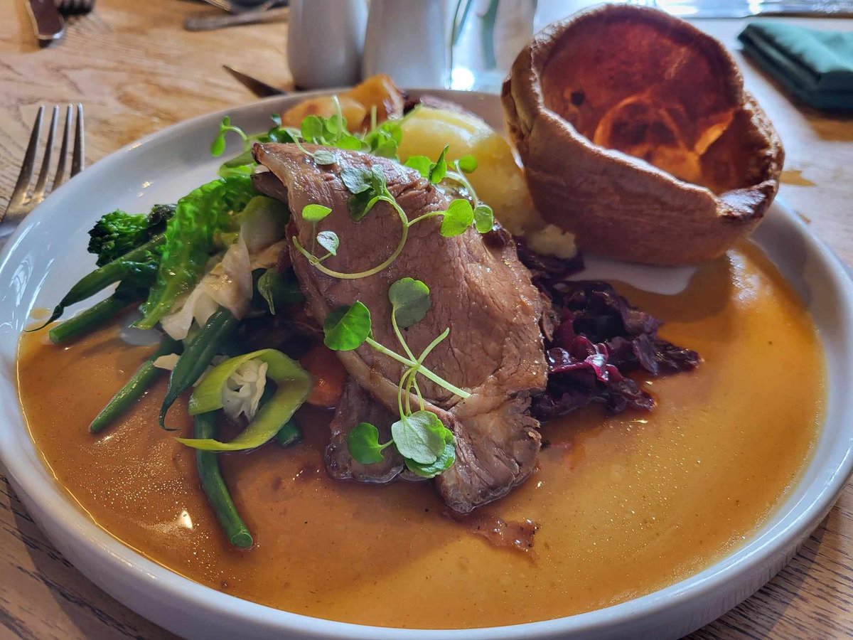 How's your Sunday lunch looking?
Why not go for the Roast Beef today.
ploughhathersage.com/sunday-menu/

#ploughlunch #britishpubgrub #britishfoodporn #britishbeef #foodpresentation #hathersage #hathersagefood #eatdrinkexplorepdd #derbyshiredining #peakdistrictfood #visitpeakdistrict