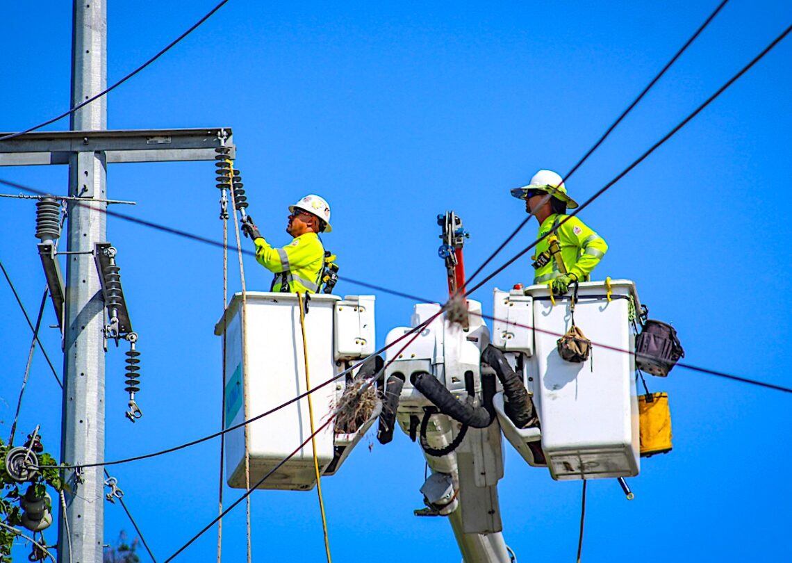 Abonados de Coamo podrían quedarse sin luz este viernes | tinyurl.com/49mskj3f Esto mientras se realizan trabajos programados en los sectores Puente Hierro y Río Cañas.