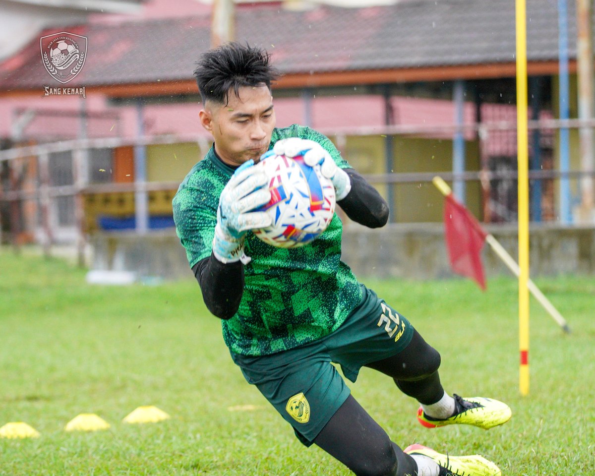 kda_fc's tweet photo. Sesi latihan Sang Kenari menjelang aksi menentang Perak FC (VAR Match) di Stadium Perak, Ipoh malam esok.

📌 Padang Bola Sepak JPN Perak

#KDAFC #PulunKedahPulun #SangKenari #BiarJasaJadiKenangan #2425Season #membinaimpianmengupayalegasi #pramusim #varmatch #PRKKDA https://t.co/kz4taeyBG2